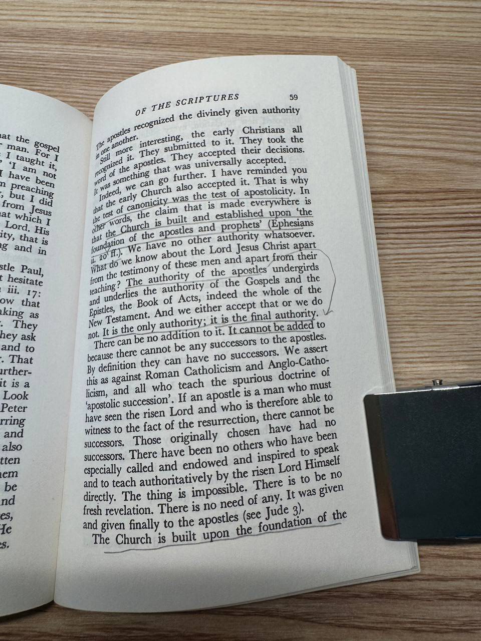 書籍の内容ページと聖書