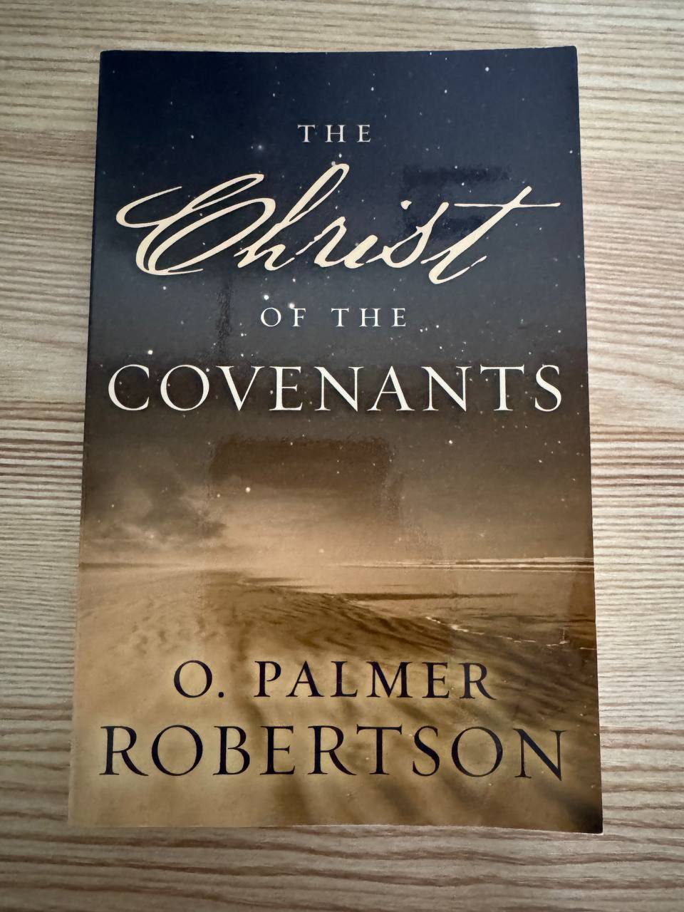 O・パルマー・ロバートソン『THE CHRIST OF THE COVENANTS』の表紙。上部は星の見える濃紺の夜空、下部は砂丘の広がる砂漠へとグラデーションでつながり、クリーム色の筆記体で「Christ」、下部に著者名 O. PALMER ROBERTSON が置かれている