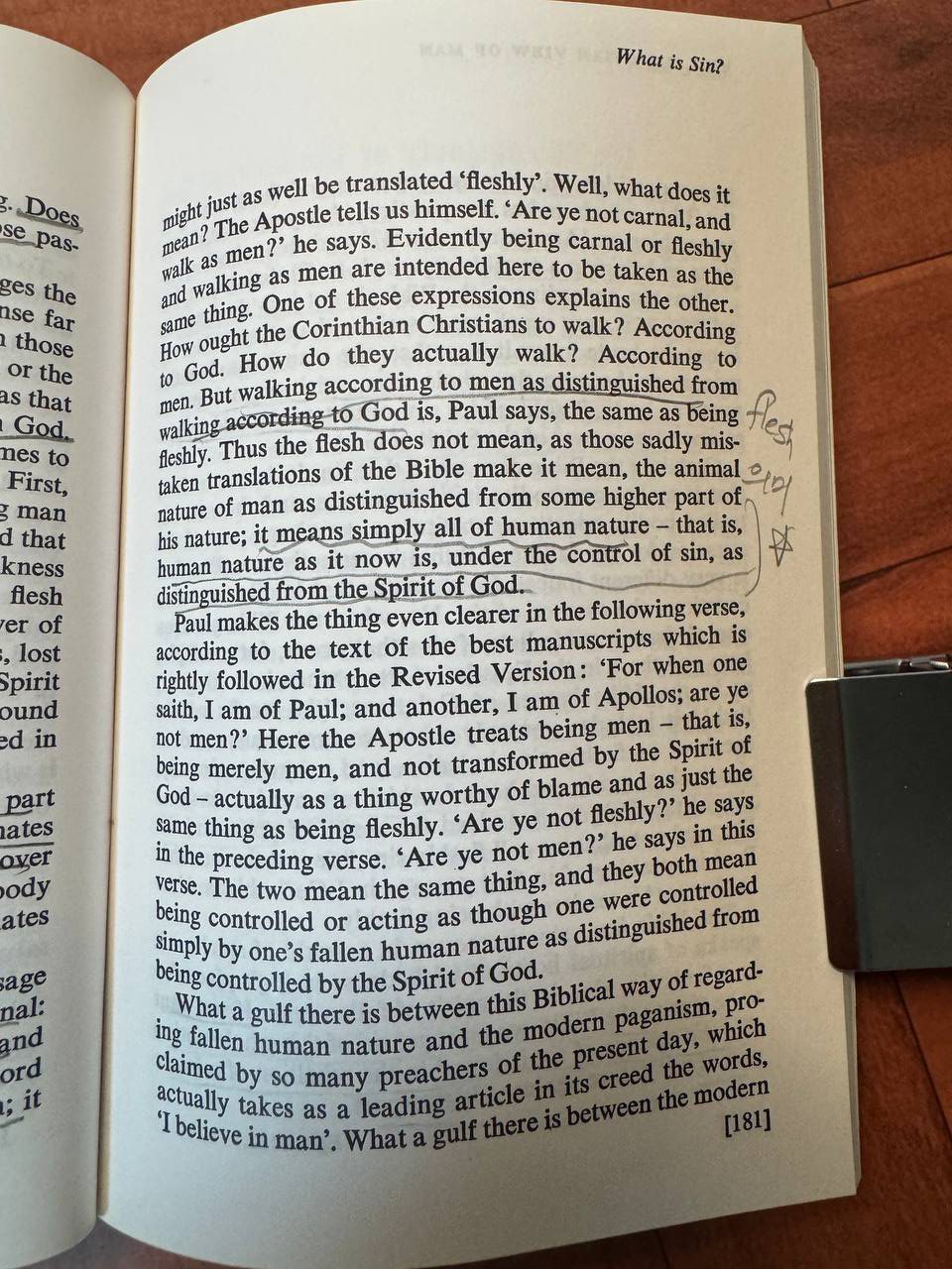 『The Christian View of Man』181ページ「What is Sin?」の章。「it means simply all of human nature – that is, human nature as it now is, under the control of sin, as distinguished from the Spirit of God」に手書きの下線と余白の書き込みがある