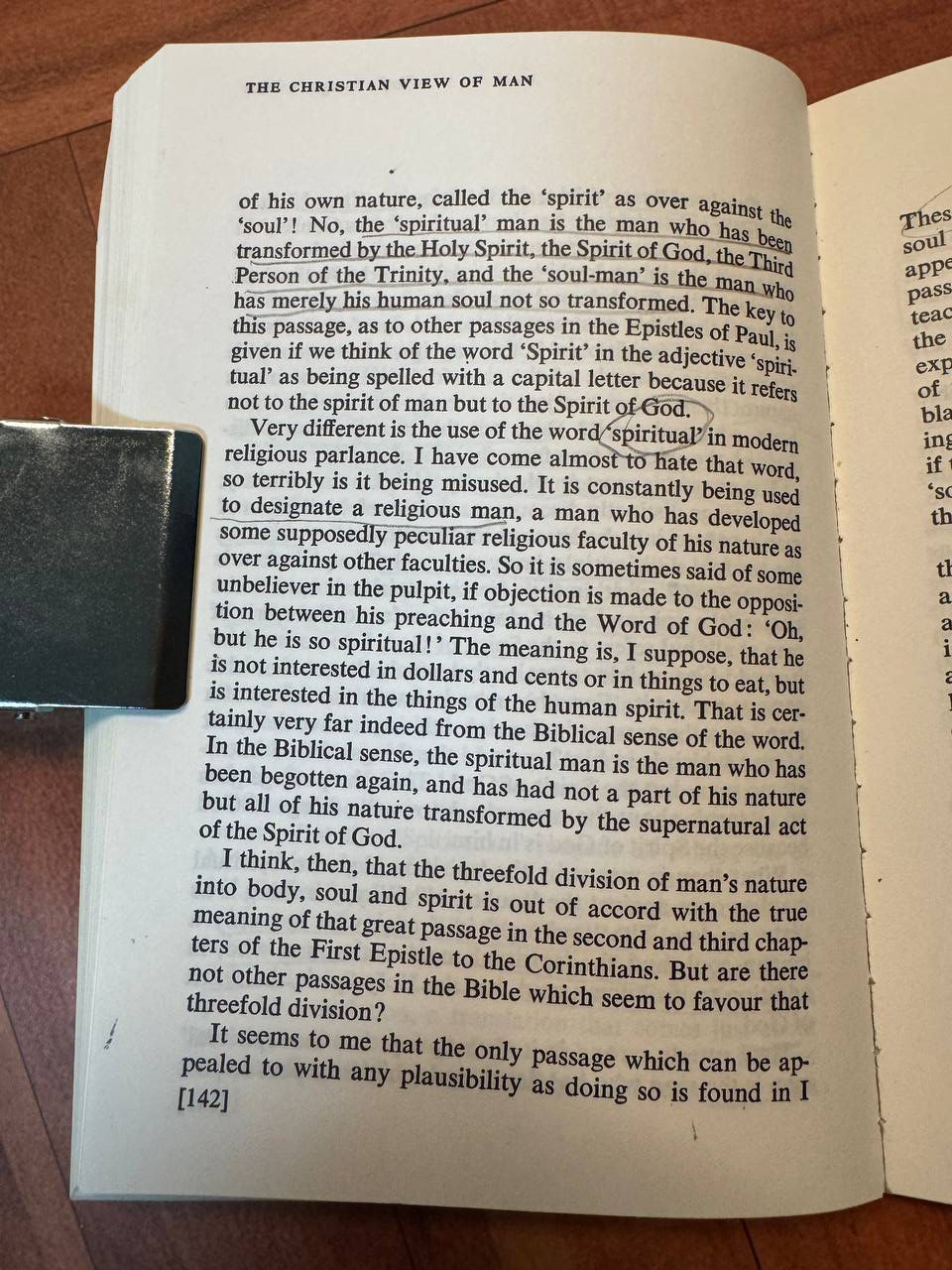 『The Christian View of Man』142ページ。「I have come almost to hate that word, so terribly is it being misused」の周辺で、「spiritual」の語が鉛筆で丸く囲まれている
