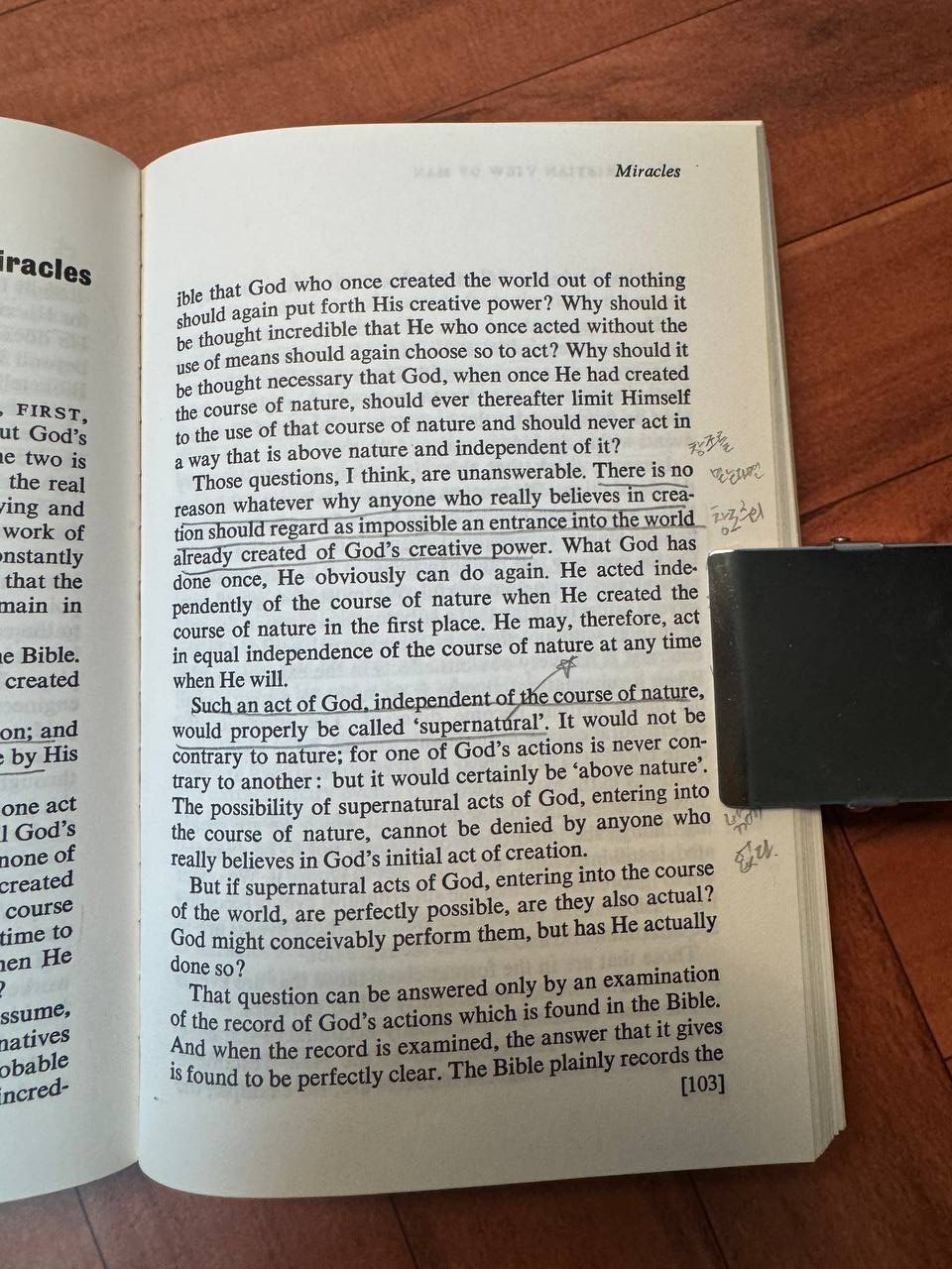 『The Christian View of Man』103ページ「Miracles」の章。「There is no reason whatever why anyone who really believes in creation should regard as impossible an entrance into the world already created of God’s creative power」に下線があり、余白に韓国語のメモが並ぶ