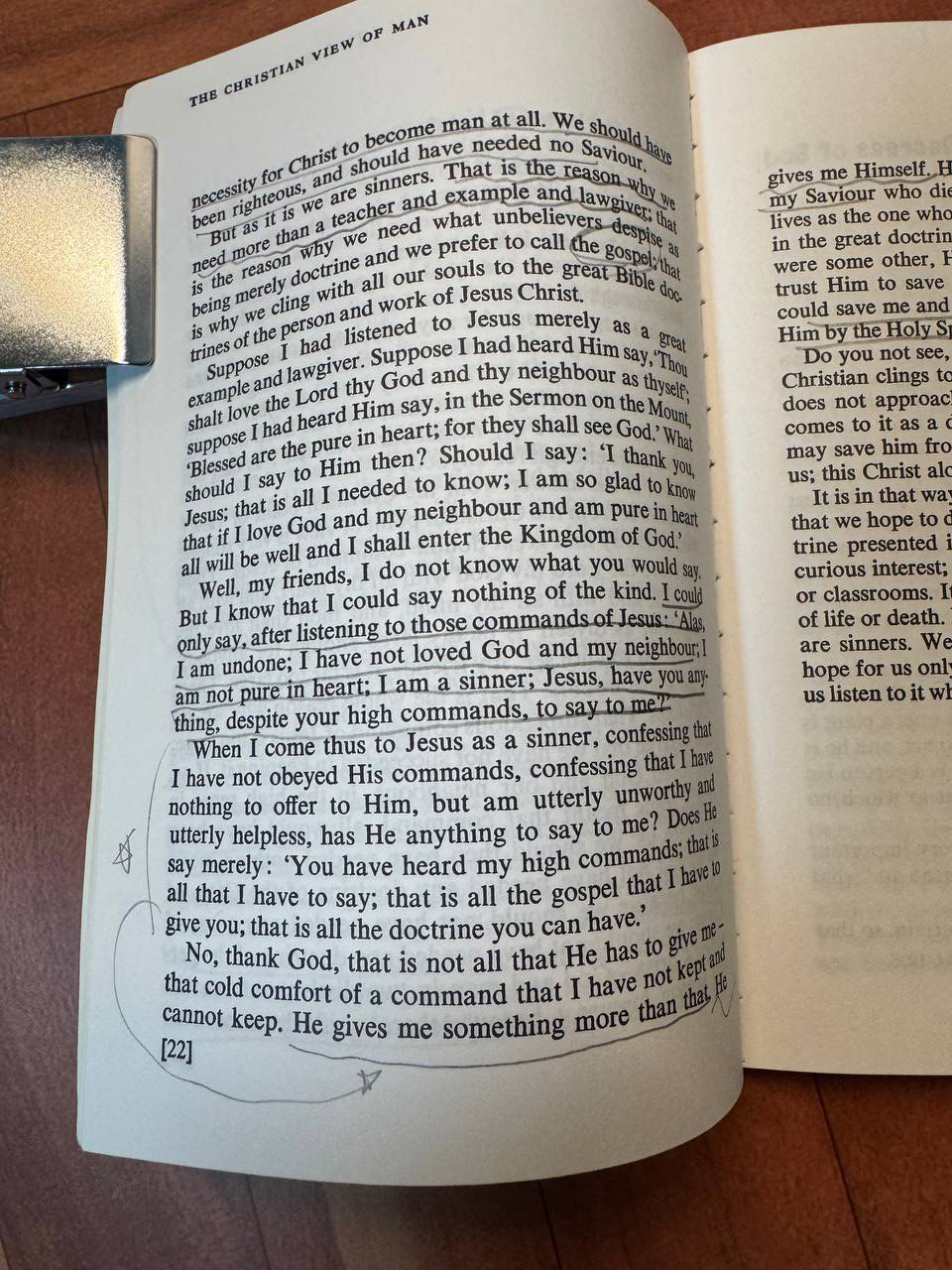 『The Christian View of Man』22ページ、「He gives me something more than that」の一文に下線が引かれ、その下に大きく鉛筆の曲線と星印が書き添えられている