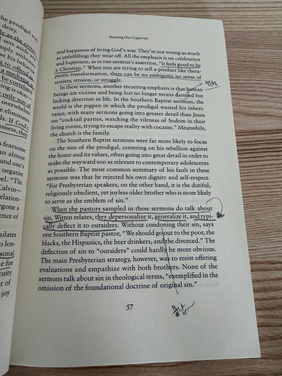 『Christless Christianity』57ページ。罪を非人格化し外部へ逸らす説教についての段落に線が引かれ、余白にハングルで「罪」と書き込まれている