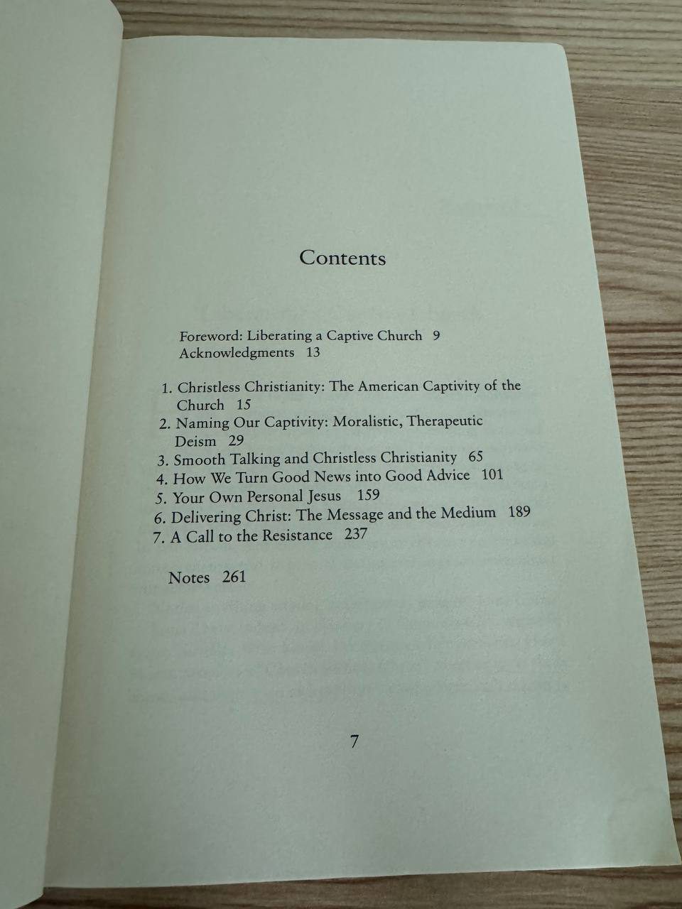 『Christless Christianity』の目次ページ。「Naming Our Captivity: Moralistic, Therapeutic Deism」「How We Turn Good News into Good Advice」「Your Own Personal Jesus」などの章題が並ぶ