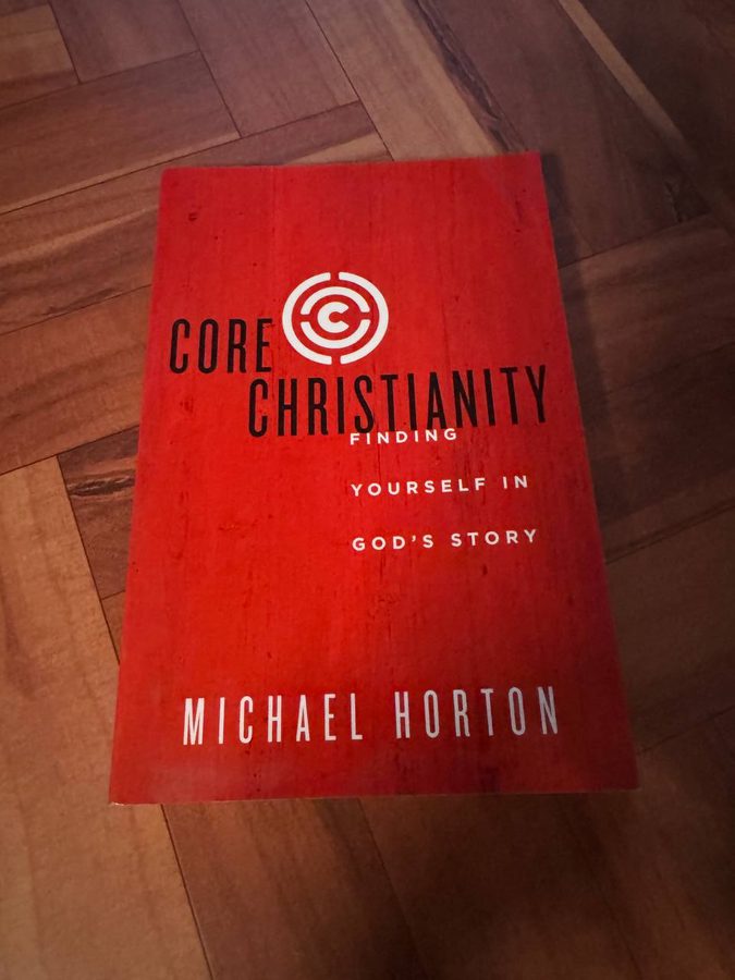 マイケル・ホートン『Core Christianity』の表紙。赤を基調に、白い同心円と『Finding Yourself in God's Story』という副題が記載されている