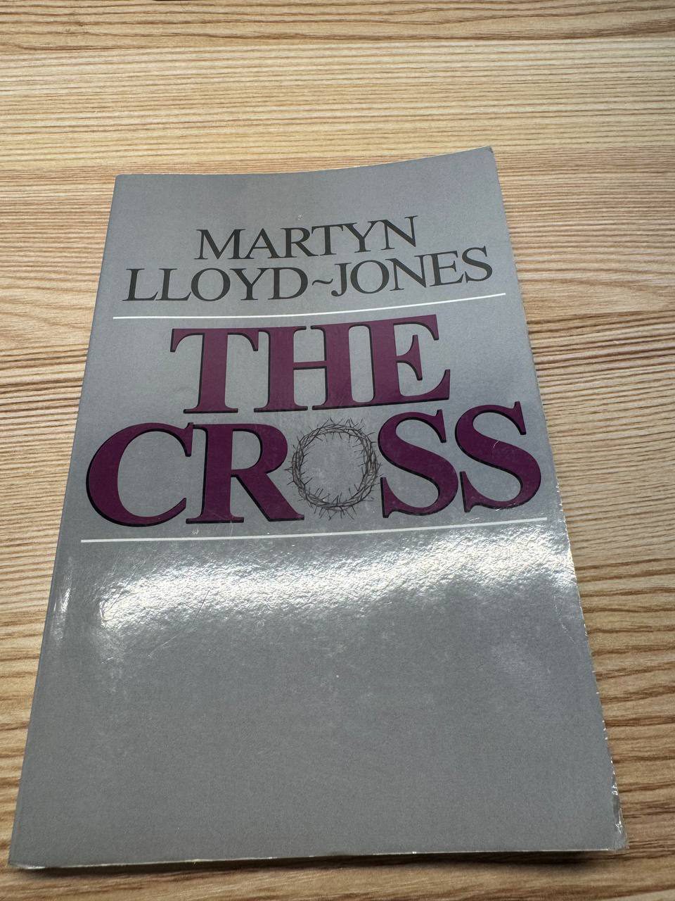 マーティン・ロイド＝ジョーンズ『The Cross』の表紙。グレーの背景に紫色の大きな文字で書名があり、CROSSの文字の中に冠が描かれている