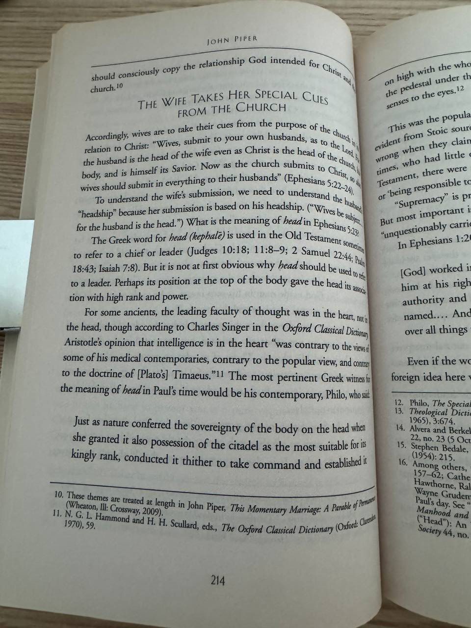 『Desiring God』214ページ、結婚と教会を扱う章。「THE WIFE TAKES HER SPECIAL CUES FROM THE CHURCH」という見出しで、エペソ5章の kephalē（頭）の語義をフィロンやアリストテレスを引きながら論じている