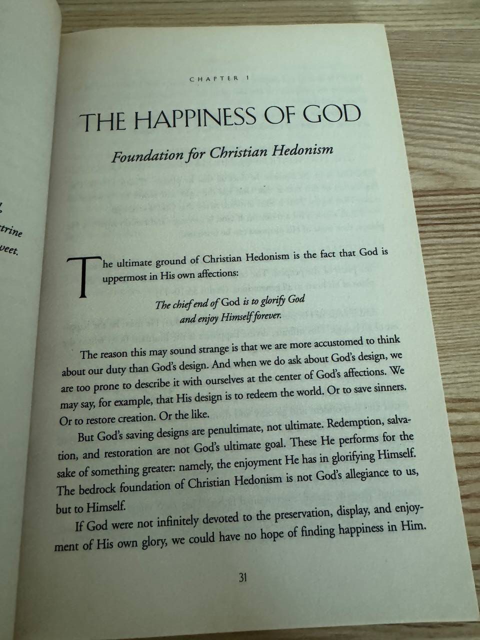 『Desiring God』第1章の扉ページ。「THE HAPPINESS OF GOD」という見出しと「Foundation for Christian Hedonism」という副題があり、本文中に「The chief end of God is to glorify God and enjoy Himself forever.」という一文が斜体で置かれている