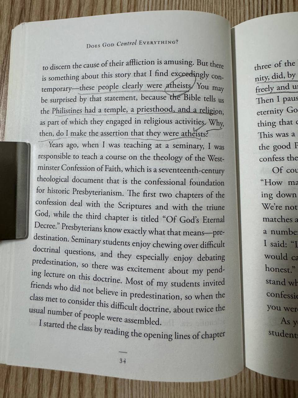 書の開かれたページに、「Does God Control Everything?」というタイトルと、神学史における予定説についての記述が見える