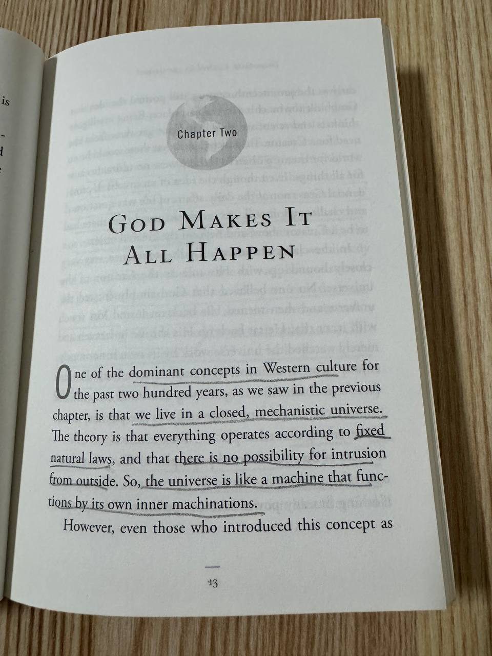 書のページに「Chapter Two」と章タイトル「GOD MAKES IT ALL HAPPEN」が見える