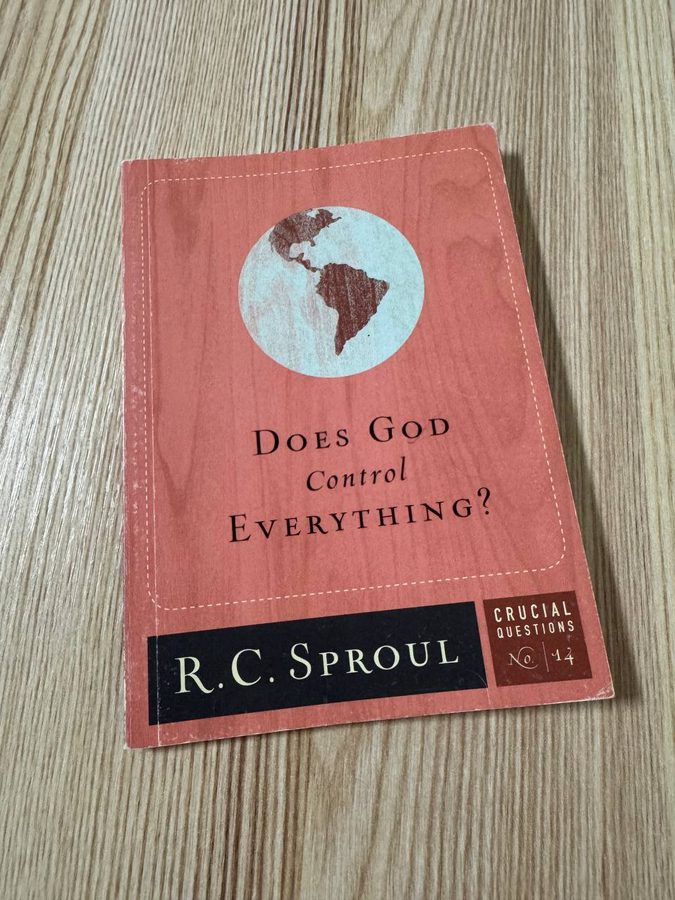 R・C・スプロール『Does God Control Everything?』の表紙。サーモンピンク色の背景に地球のアイコンが入っている