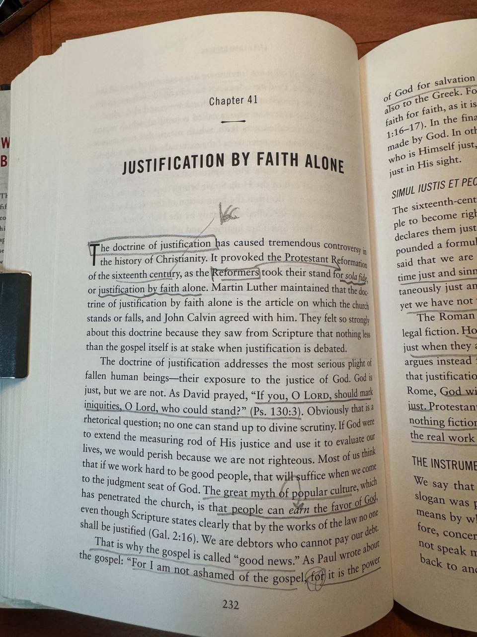 『Everyone’s a Theologian』232ページ、信仰のみによる義認の章。sola fide、宗教改革者、「人は神の恵みを勝ち取れる」という通俗的な神話への言及に線が引かれている