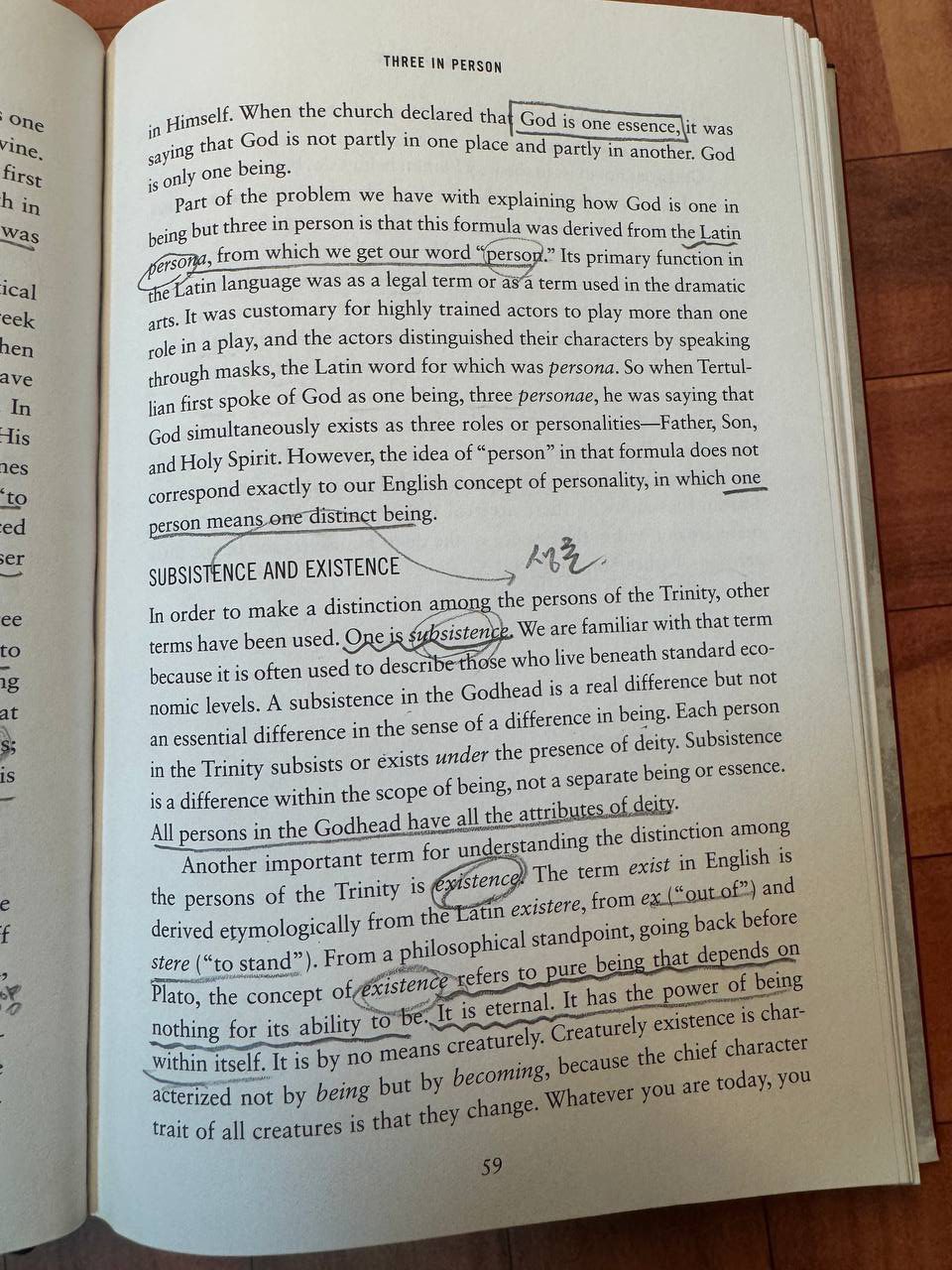 『Everyone’s a Theologian』59ページ、三位一体の章。ラテン語 persona、subsistence、existence に丸が付けられ、余白に「성립」と書き込まれている