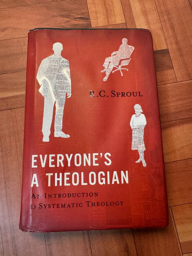 木の床に置かれた赤い表紙のR・C・スプロール『Everyone's a Theologian』のハードカバー