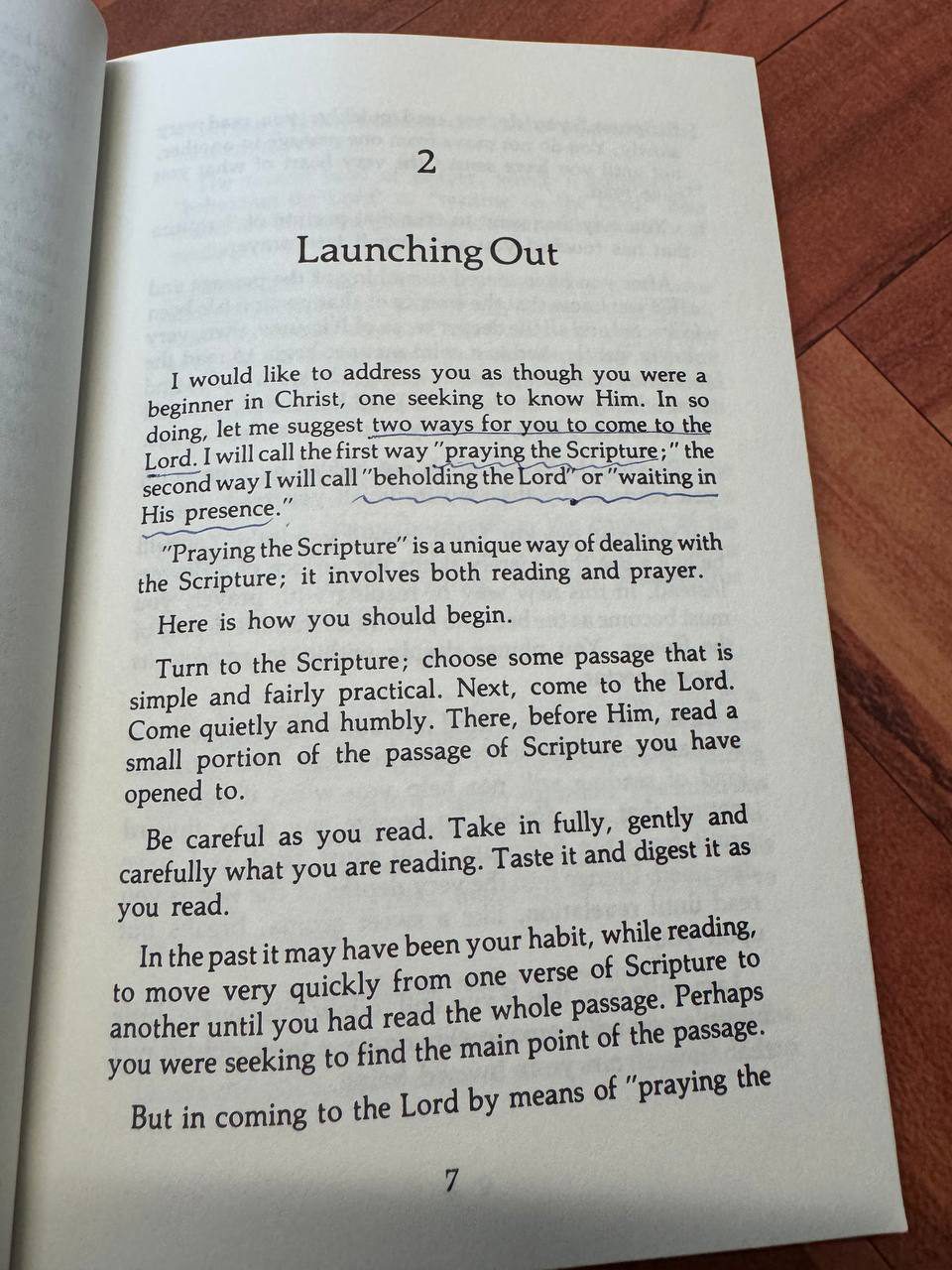 第2章「Launching Out」のページ。「two ways for you to come to the Lord」と、“praying the Scripture”、“beholding the Lord” “waiting in His presence” の箇所に青い線が引かれている