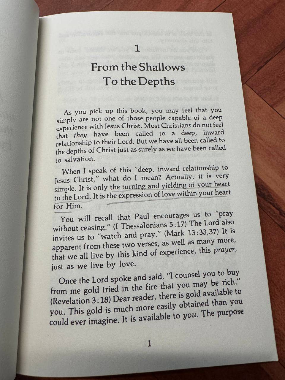 第1章「From the Shallows To the Depths」の冒頭ページ。「the turning and yielding of your heart to the Lord. It is the expression of love within your heart for Him.」の部分に線が引かれている