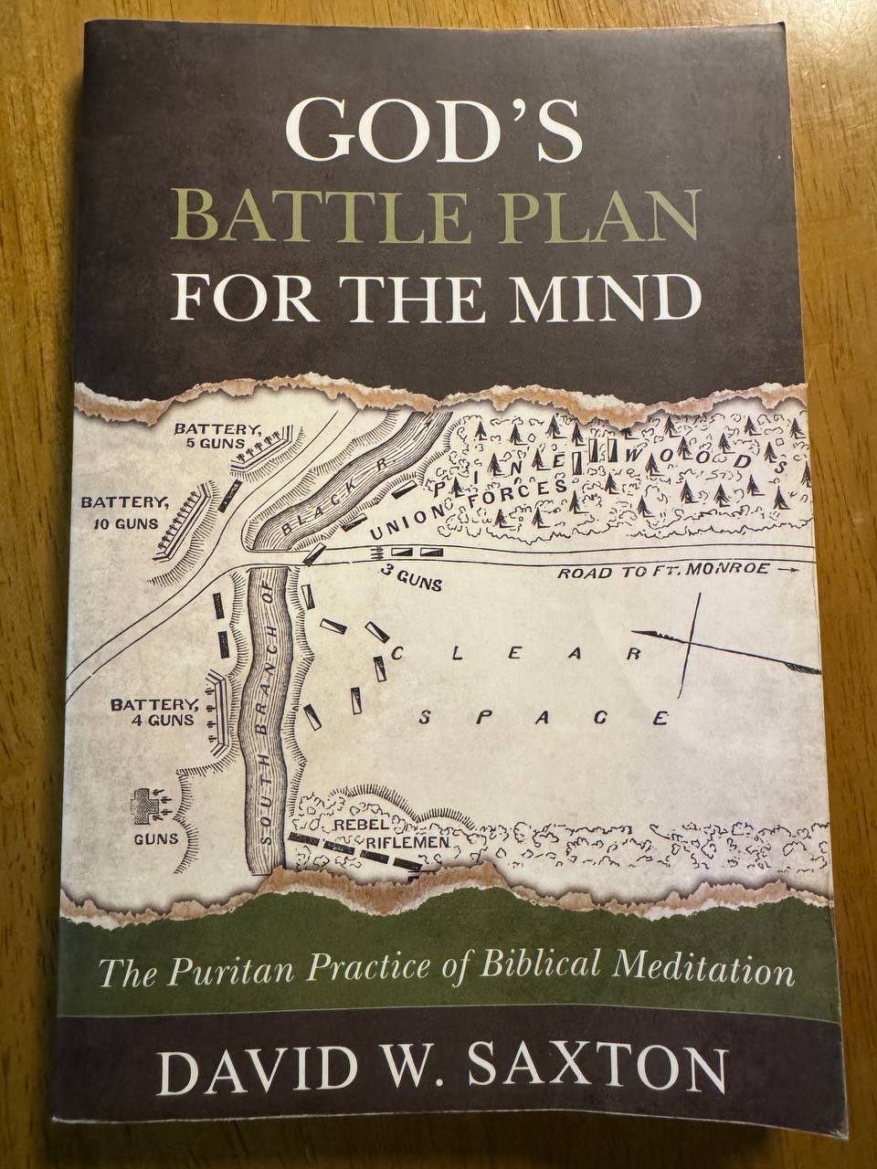 『GOD’S BATTLE PLAN FOR THE MIND』の表紙。副題は The Puritan Practice of Biblical Meditation、著者は DAVID W. SAXTON。表紙中央には南北戦争風の古い戦況図が描かれ、砲台の配置や「UNION FORCES」「REBEL RIFLEMEN」「CLEAR SPACE」といった文字が見える
