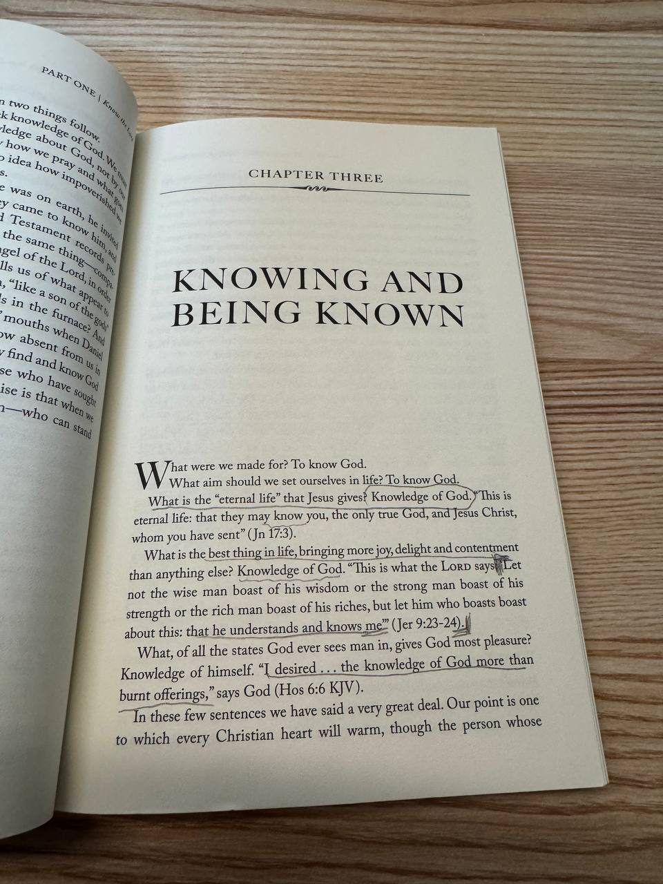 『Knowing God』第3章の扉と冒頭ページ。冒頭の問答に下線が引かれている
