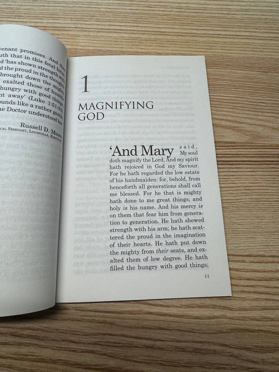 第1章の扉ページ。「1 MAGNIFYING GOD」の見出しの下に「And Mary said, My soul doth magnify the Lord…」とルカ1章の本文が続いている