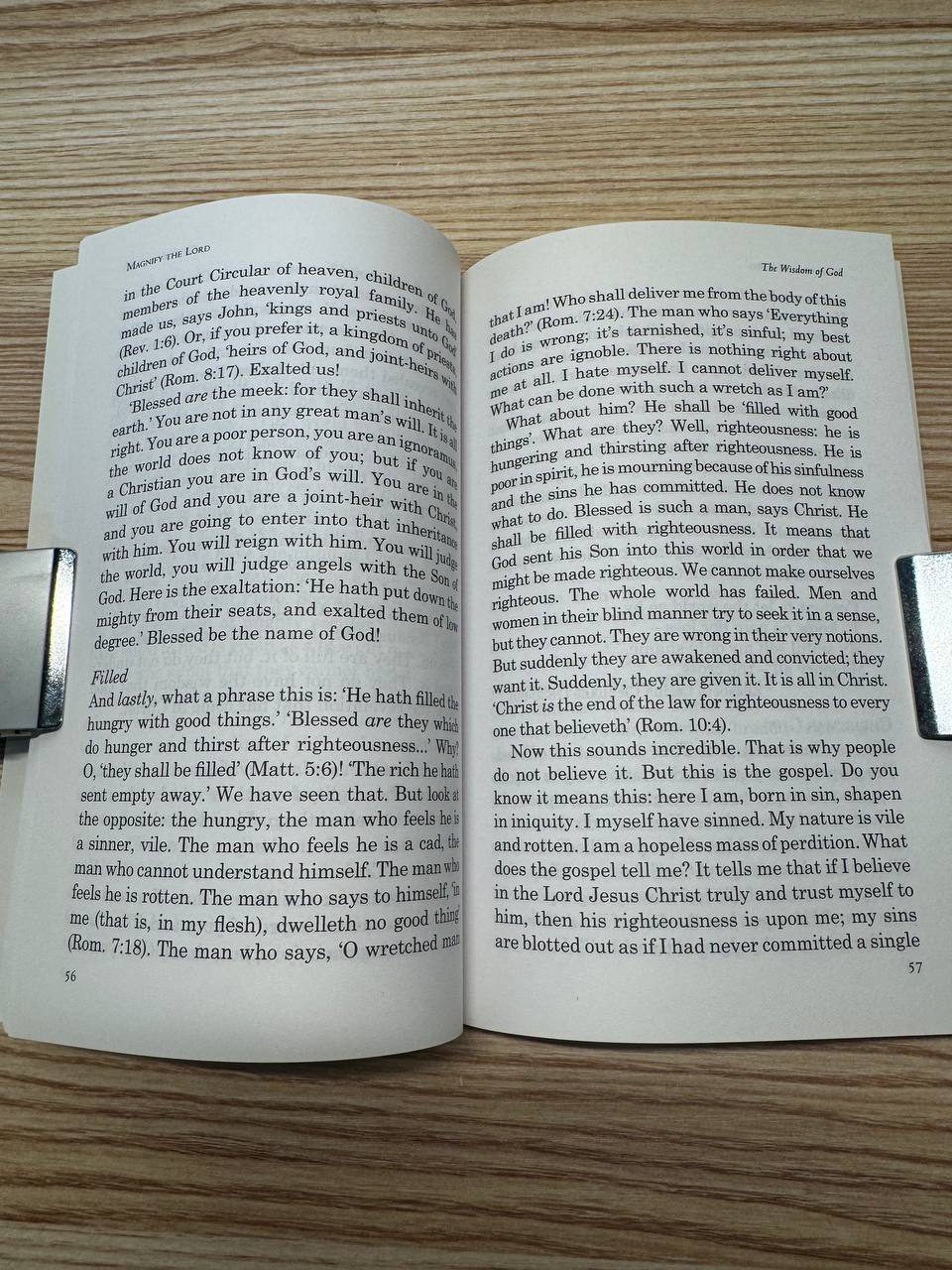 『Magnify the Lord』56-57ページの見開き。「Filled」の小見出しがあり、ローマ書7章やマタイ5章6節を引く本文が続く。左右のページにクリップが留めてある
