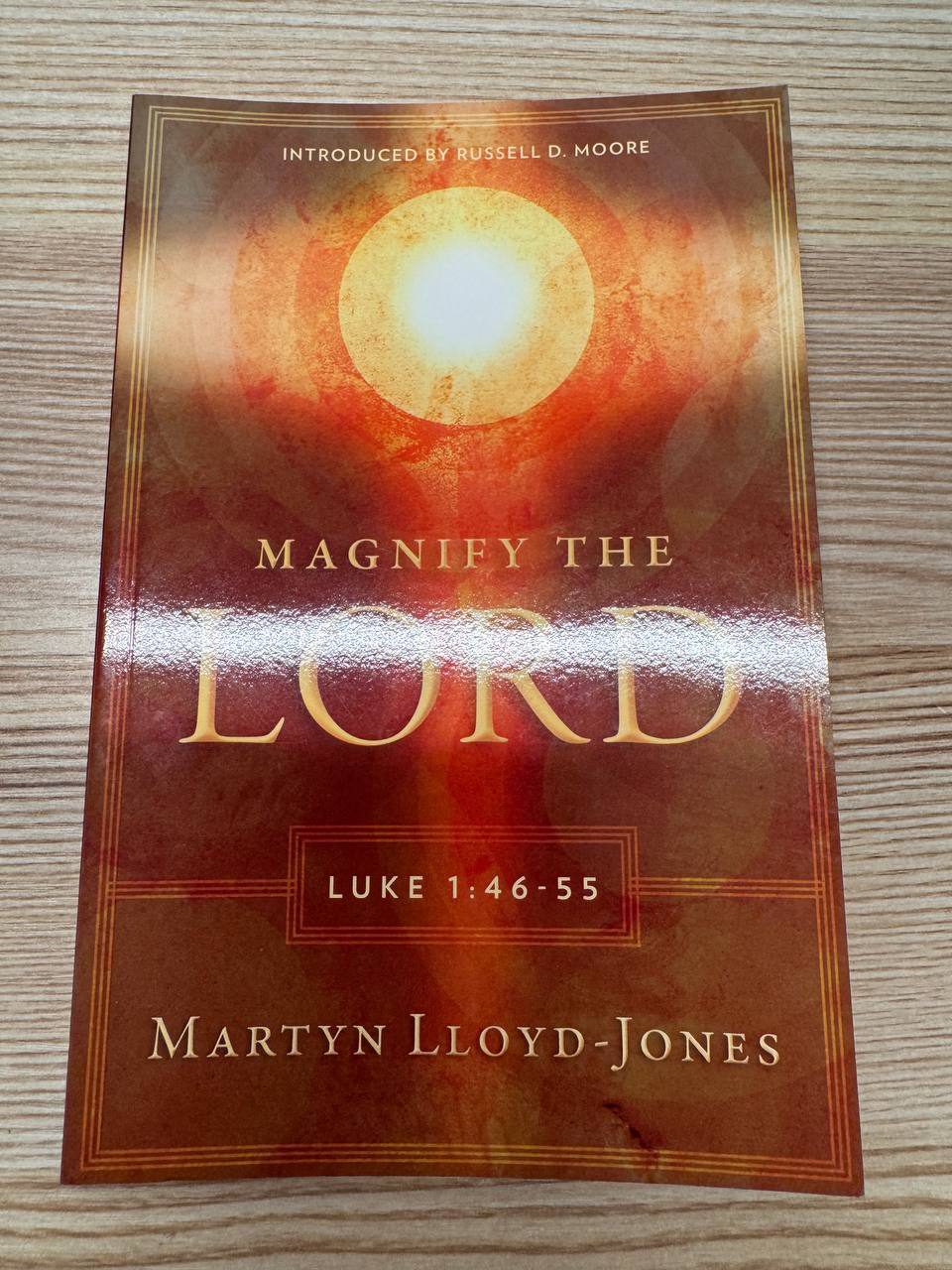 『Magnify the Lord』の表紙。中央に太陽のような光が描かれ、著者名マーティン・ロイド=ジョーンズと「LUKE 1:46-55」の文字がある