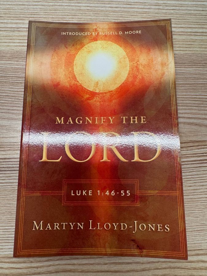 マーティン・ロイド=ジョーンズ『Magnify the Lord』の表紙。中央に太陽のような光が描かれ、下に「LUKE 1:46-55」とある