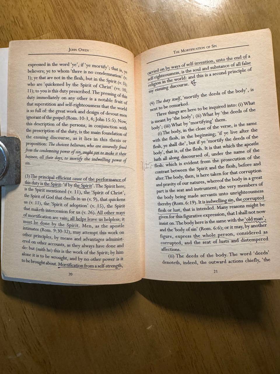 開かれた本の20〜21ページ見開き。左ページには「(3) The principal efficient cause of the performance of this duty is the Spirit」「All other ways of mortification are vain; all helps leave us helpless; it must be done by the Spirit」といった箇所に鉛筆で下線が引かれている