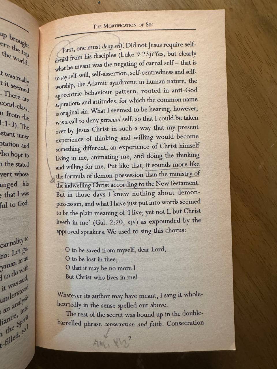 開かれた本の7ページ。「First, one must deny self.」で始まる段落が鉛筆で大きく囲まれ、「it sounds more like the formula of demon-possession than the ministry of the indwelling Christ according to the New Testament」に下線が引かれている。下には賛美の歌詞が4行引用されている