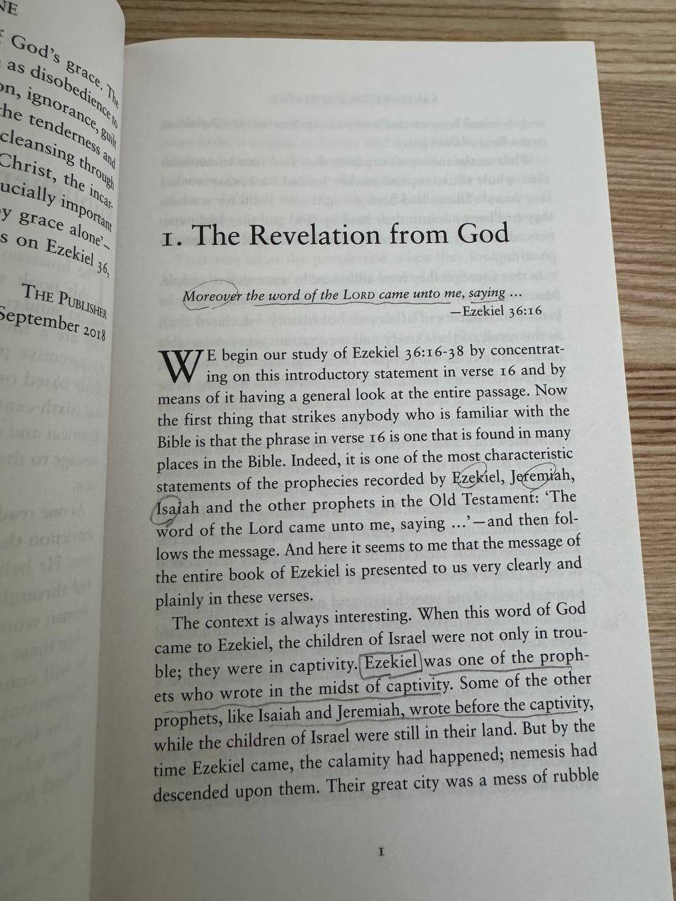 第一章「神からの啓示」の冒頭。エゼキエル書36章16節の言葉に下線があり、本文の預言者の名前や捕囚に触れた箇所にも鉛筆の印がある