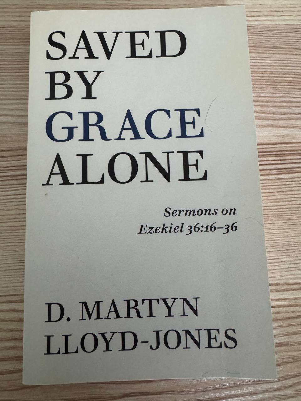 生成り色の表紙に『Saved by Grace Alone』と大きく印刷され、青い文字の「GRACE」の下にエゼキエル書36章の説教集であることが記されている