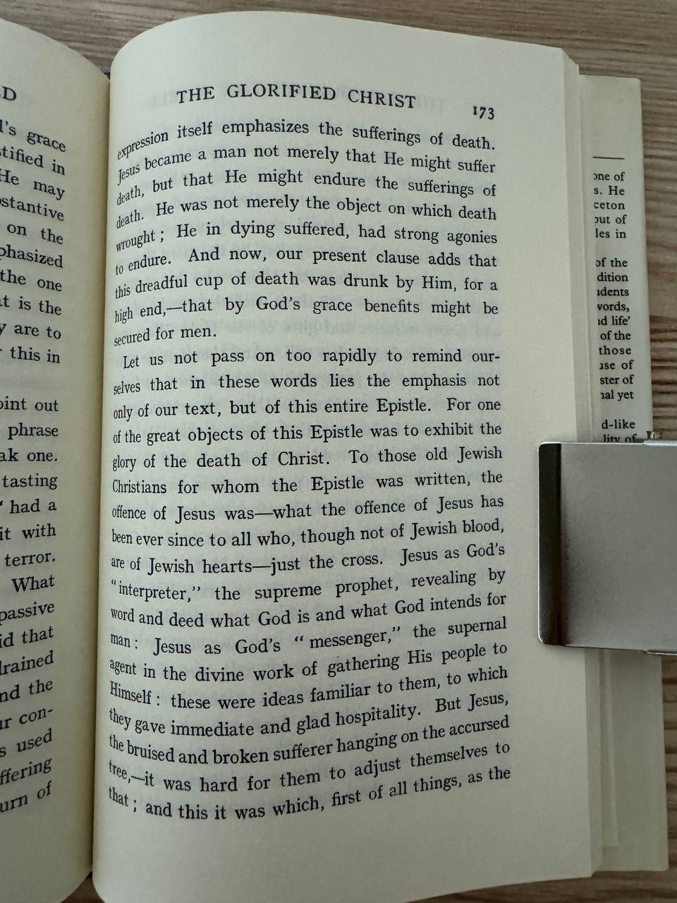 開いた本の173ページ「THE GLORIFIED CHRIST」の章。イエスが死を耐えるために人となられたこと、この手紙の大きな目的がキリストの死の栄光を示すことだったと論じられている本文