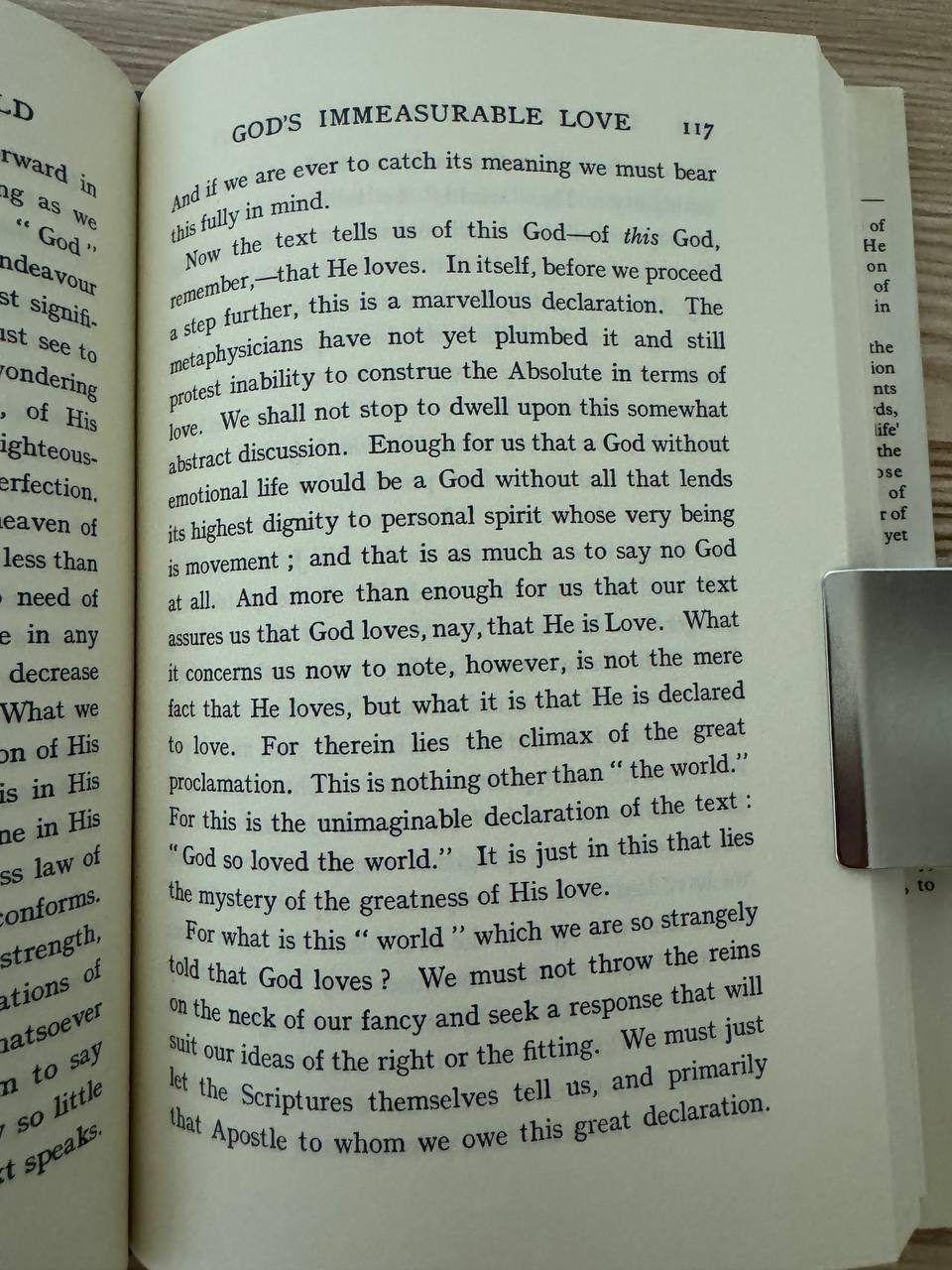 開いた本の117ページ「GOD’S IMMEASURABLE LOVE」の章。「God so loved the world.」という一文をめぐって神の愛の対象が論じられている本文