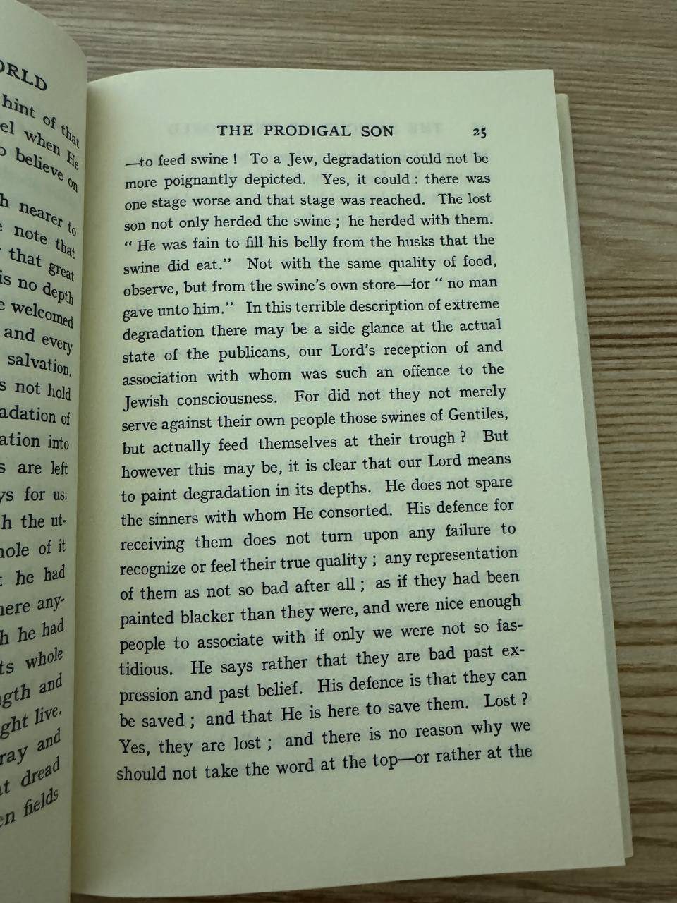 開いた本の25ページ「THE PRODIGAL SON」の章。豚の餌をあさるまでに落ちた息子の描写と、それでも救われうるという主の弁明が論じられている本文