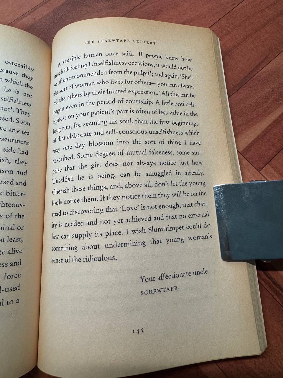 『The Screwtape Letters』第26書簡の末尾。「Unselfishness」をめぐる議論と、「Your affectionate uncle SCREWTAPE」という署名が見える
