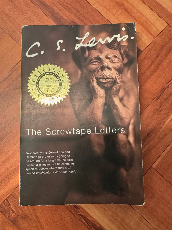 C・S・ルイス『The Screwtape Letters』のペーパーバック表紙。頬杖をついた石像のガーゴイルが写っている