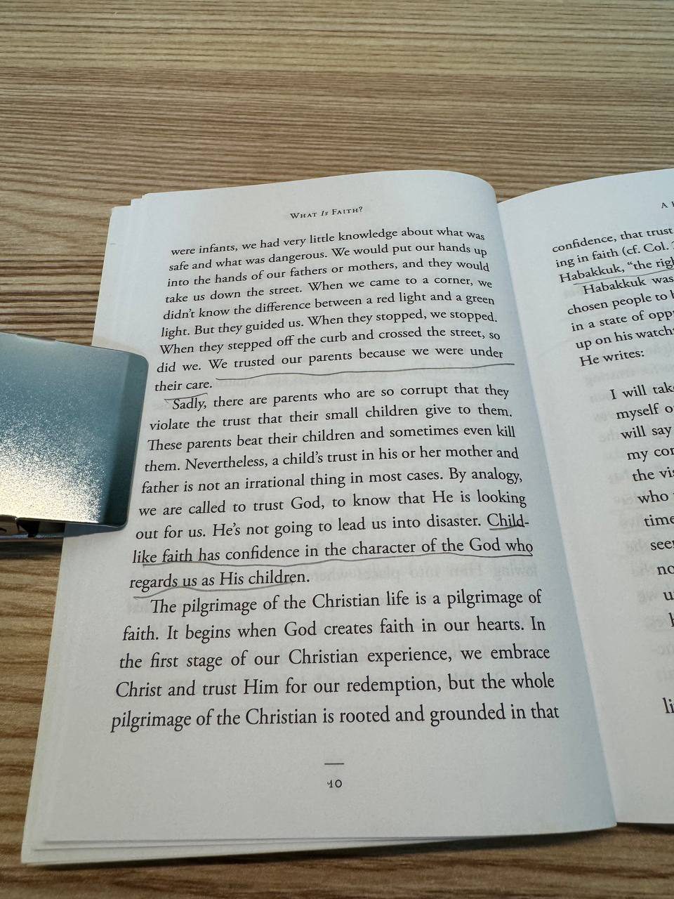 『What Is Faith?』10ページ。幼い子が親に手を引かれて道を渡る場面を語り、「私たちは親の保護のもとにあったから信頼した」「幼子の信仰は、自分を子と見なす神の人格への確信を持つ」に線が引かれている