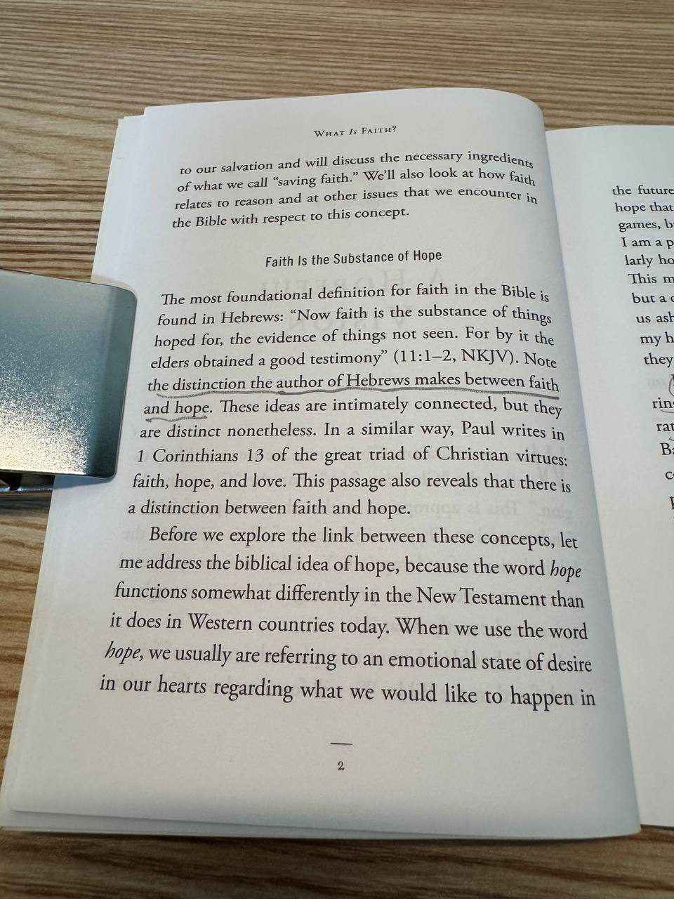 『What Is Faith?』2ページ。「Faith Is the Substance of Hope」の見出しで、ヘブル書11章1-2節を引きつつ、著者が信仰と望みを区別している箇所に線が引かれている