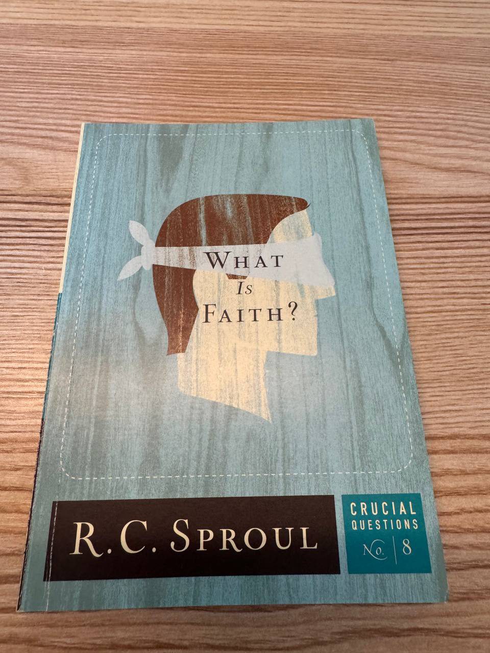 R・C・スプロール『What Is Faith?』の表紙。目隠しをされた横顔のイラストに「WHAT IS FAITH?」の文字、下に「CRUCIAL QUESTIONS No.8」とある